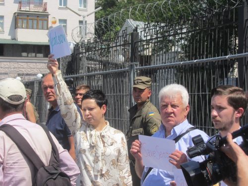 Акція Фрі Сенцов під посольством РФ в Києві - фото 4
